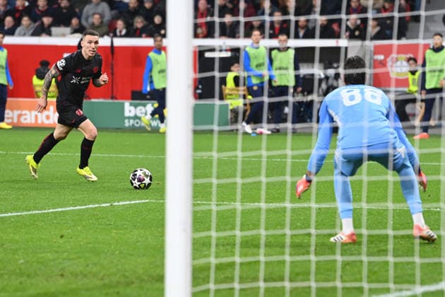 Alejandro GRIMALDO (LEV) gegen Torwart Konstantinos TZOLKIS (PI) Aktion, Zweikampf, Fussball Champions League, Play Offs, Bayer 04 Leverkusen (LEV) - Olympiakos Piraeus (PI) 0-0 am 24.02.2026 in Leverkusen Deutschland. UEFA regulations prohibit any use of photographs as image sequences and or quasi-video Â