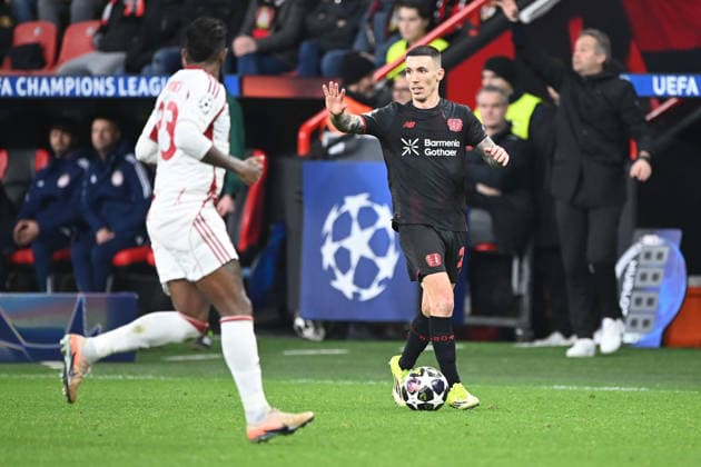 Alejandro GRIMALDO (LEV) gegen pi23Aktion, Zweikampf, Fussball Champions League, Play Offs, Bayer 04 Leverkusen (LEV) - Olympiakos Piraeus (PI) 0-0 am 24.02.2026 in Leverkusen Deutschland. UEFA regulations prohibit any use of photographs as image sequences and or quasi-video Â