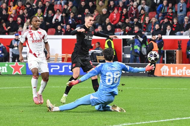 Patrik SCHICK (LEV) vergibt diese Torchance gegen -oi88- Aktion, Zweikampf, Fussball Champions League, Play Offs, Bayer 04 Leverkusen (LEV) - Olympiakos Piraeus (PI) 0-0 am 24.02.2026 in Leverkusen Deutschland. UEFA regulations prohibit any use of photographs as image sequences and or quasi-video Â