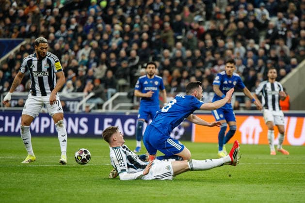Newcastle United v FK QARABAG, Champions League Alex Murphy of Newcastle United makes a sliding tackle during the Champions League match between Newcastle United and FK QARABAG at St. James s Park, Newcastle, UK on 24 February 2026. Newcastle St. James s Park Tyne and Wear UK Editorial use only , Copyright: xCraigxCowanx PSI-23795-0118