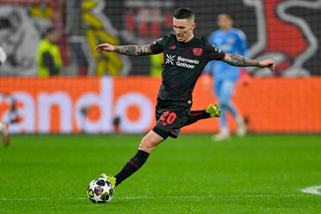 Alejandro Grimaldo (Leverkusen 20) Aktion . Einzelbild . Freisteller . 24.02.2026 Fussball Champions League, Bayer Leverkusen vs Olympiakos Piraeus, BayArena, Leverkusen,