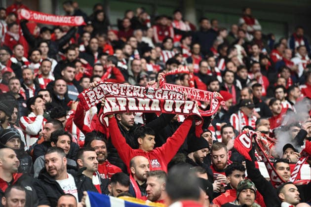 Fans von Olympiakos Piraeus (Piräus) Feature, Symbolfoto, Randmotiv, Fussball Champions League, Play Offs, Bayer 04 Leverkusen (LEV) - Olympiakos Piraeus (PI) 0-0 am 24.02.2026 in Leverkusen Deutschland. UEFA regulations prohibit any use of photographs as image sequences and or quasi-video Â
