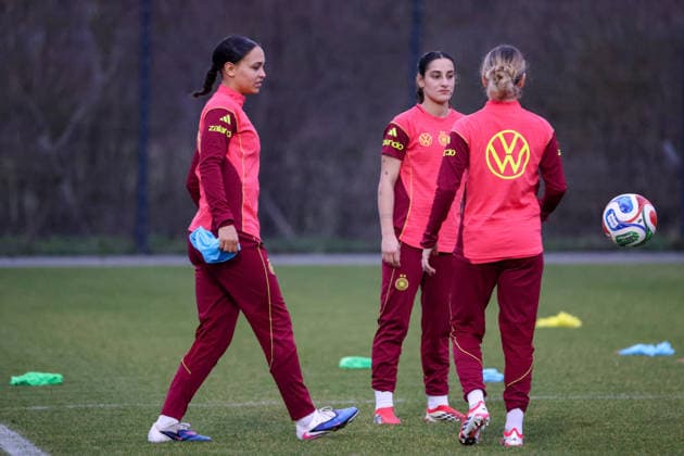 Frankfurt am Main, Deutschland 24. Februar 2026: Vorbereitung auf das Frauen WM-Qualifikationsspiel Deutschland vs. Slovenien - Training der U23 Fußballnationalmannschaft der Frauen Im Bild: v.li. Lisa Baum (U23 Deutschland) und Ilayda Acikgöz Acikgoez (U23 Deutschland) Copyright: HMBxMedia MadeleinexFantini