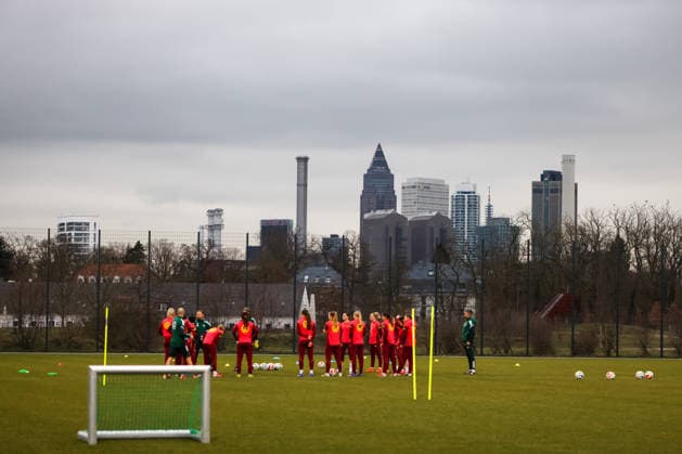 Frankfurt am Main, Deutschland 24. Februar 2026: Vorbereitung auf das Frauen WM-Qualifikationsspiel Deutschland vs. Slovenien - Training der U23 Fußballnationalmannschaft der Frauen Im Bild: Die Spielerinnen der U23 Fußballnationalmannschaft der Frauen beim Training in Frankfurt mit der Frankfurter Skyline im Hintergrund Copyright: HMBxMedia MadeleinexFantini