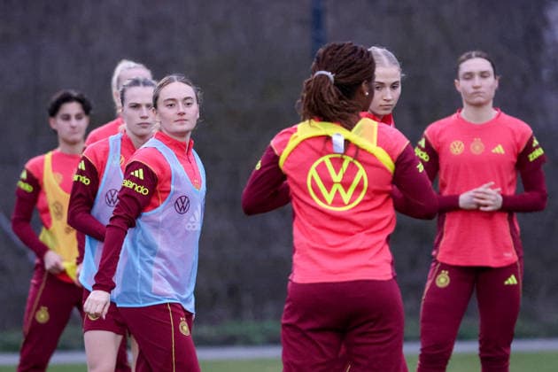 Frankfurt am Main, Deutschland 24. Februar 2026: Vorbereitung auf das Frauen WM-Qualifikationsspiel Deutschland vs. Slovenien - Training der U23 Fußballnationalmannschaft der Frauen Im Bild: v.li. Nastassja Lein (U23 Deutschland), Sofie Zdebel (U23 Deutschland) und ihre Mannschaftskolleginnen beim Training in Frankfurt Copyright: HMBxMedia MadeleinexFantini