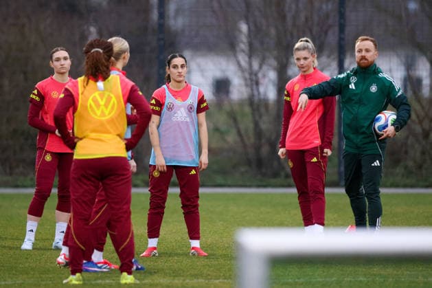 Frankfurt am Main, Deutschland 24. Februar 2026: Vorbereitung auf das Frauen WM-Qualifikationsspiel Deutschland vs. Slovenien - Training der U23 Fußballnationalmannschaft der Frauen Im Bild: Die Spielerinnen der U23 Fußballnationalmannschaft der Frauen mit Assistenztrainer Philipp Klug (U23 Deutschland) Copyright: HMBxMedia MadeleinexFantini