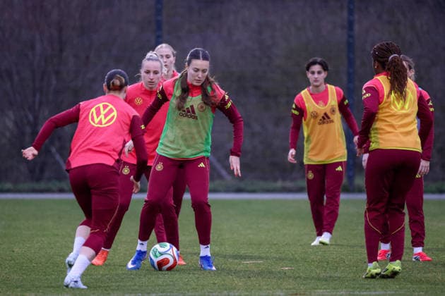 Frankfurt am Main, Deutschland 24. Februar 2026: Vorbereitung auf das Frauen WM-Qualifikationsspiel Deutschland vs. Slovenien - Training der U23 Fußballnationalmannschaft der Frauen Im Bild: v.li die Zweite Vanessa Diehm (U23 Deutschland) und Mara Alber (U23 Deutschland) beim Training mit ihren Mannschaftskolleginnen Copyright: HMBxMedia MadeleinexFantini