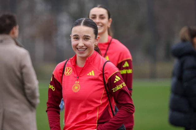 Frankfurt am Main, Deutschland 24. Februar 2026: Vorbereitung auf das Frauen WM-Qualifikationsspiel Deutschland vs. Slovenien - Training der U23 Fußballnationalmannschaft der Frauen Im Bild: Loreen Bender (U23 Deutschland) lachend Copyright: HMBxMedia MadeleinexFantini