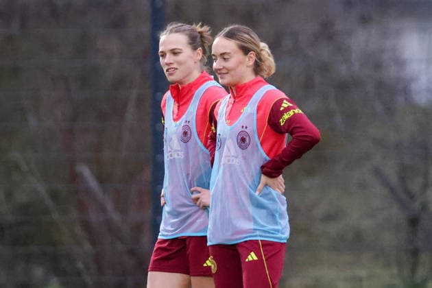 Frankfurt am Main, Deutschland 24. Februar 2026: Vorbereitung auf das Frauen WM-Qualifikationsspiel Deutschland vs. Slovenien - Training der U23 Fußballnationalmannschaft der Frauen Im Bild: v.li. Nastassja Lein (U23 Deutschland) und Sofie Zdebel (U23 Deutschland) Copyright: HMBxMedia MadeleinexFantini