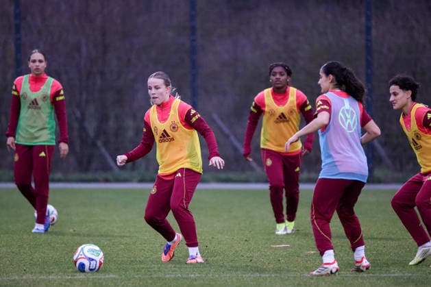 Frankfurt am Main, Deutschland 24. Februar 2026: Vorbereitung auf das Frauen WM-Qualifikationsspiel Deutschland vs. Slovenien - Training der U23 Fußballnationalmannschaft der Frauen Im Bild: v.li. Laura Gloning (U23 Deutschland), Ilayda Acikgöz Acikgoez (U23 Deutschland) und Dilara Acikgöz Acikgoez (U23 Deutschland) Copyright: HMBxMedia MadeleinexFantini