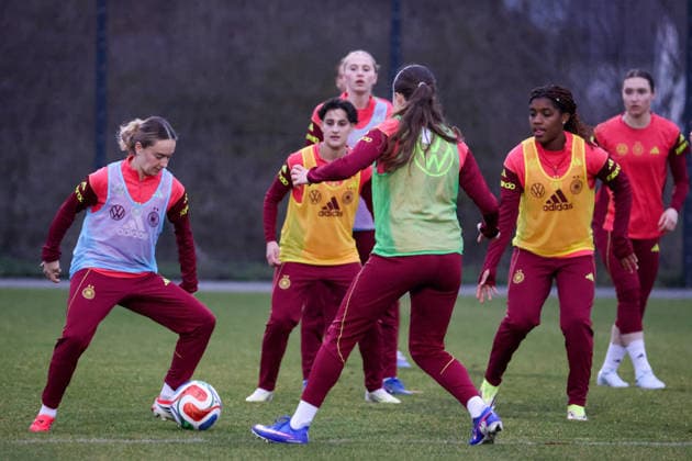Frankfurt am Main, Deutschland 24. Februar 2026: Vorbereitung auf das Frauen WM-Qualifikationsspiel Deutschland vs. Slovenien - Training der U23 Fußballnationalmannschaft der Frauen Im Bild: v.li. Sofie Zdebel (U23 Deutschland), Dilara Acikgöz Acikgoez (U23 Deutschland) und Delice Boboy (U23 Deutschland) Copyright: HMBxMedia MadeleinexFantini