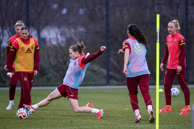 Frankfurt am Main, Deutschland 24. Februar 2026: Vorbereitung auf das Frauen WM-Qualifikationsspiel Deutschland vs. Slovenien - Training der U23 Fußballnationalmannschaft der Frauen Im Bild: v.li. Julia Mickenhagen (U23 Deutschland), Nastassja Lein (U23 Deutschland) und Vanessa Diehm (U23 Deutschland) Copyright: HMBxMedia MadeleinexFantini