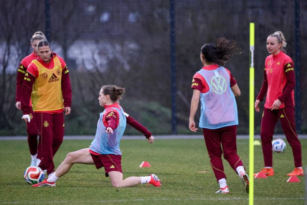 Frankfurt am Main, Deutschland 24. Februar 2026: Vorbereitung auf das Frauen WM-Qualifikationsspiel Deutschland vs. Slovenien - Training der U23 Fußballnationalmannschaft der Frauen Im Bild: v.li. Julia Mickenhagen (U23 Deutschland), Nastassja Lein (U23 Deutschland) und Vanessa Diehm (U23 Deutschland) Copyright: HMBxMedia MadeleinexFantini