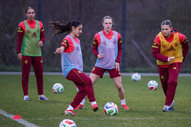 Frankfurt am Main, Deutschland 24. Februar 2026: Vorbereitung auf das Frauen WM-Qualifikationsspiel Deutschland vs. Slovenien - Training der U23 Fußballnationalmannschaft der Frauen Im Bild: v.li. Ilayda Acikgöz Acikgoez (U23 Deutschland), Nastassja Lein (U23 Deutschland) und Julian Mickenhagen (U23 Deutschland) Copyright: HMBxMedia MadeleinexFantini
