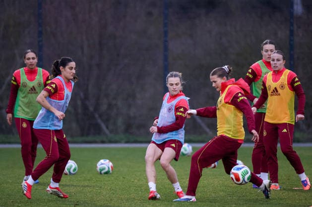 Frankfurt am Main, Deutschland 24. Februar 2026: Vorbereitung auf das Frauen WM-Qualifikationsspiel Deutschland vs. Slovenien - Training der U23 Fußballnationalmannschaft der Frauen Im Bild: v.li. Ilayda Acikgöz Acikgoez (U23 Deutschland), Nastassja Lein (U23 Deutschland) und Julian Mickenhagen (U23 Deutschland) und Laura Gloning (U23 Deutschland) Copyright: HMBxMedia MadeleinexFantini