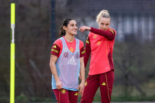 Frankfurt am Main, Deutschland 24. Februar 2026: Vorbereitung auf das Frauen WM-Qualifikationsspiel Deutschland vs. Slovenien - Training der U23 Fußballnationalmannschaft der Frauen Im Bild: v.li. Ilayda Acikgöz Acikgoez (U23 Deutschland) und Vanessa Diehm (U23 Deutschland) Copyright: HMBxMedia MadeleinexFantini