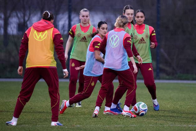 Frankfurt am Main, Deutschland 24. Februar 2026: Vorbereitung auf das Frauen WM-Qualifikationsspiel Deutschland vs. Slovenien - Training der U23 Fußballnationalmannschaft der Frauen Im Bild: Die Spielerinnen der U23 Fußballnationalmannschaft der Frauen beim Training in Frankfurt Copyright: HMBxMedia MadeleinexFantini