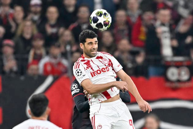 Mehdi Taremi (Piraeus 99) Kopfball Kopfballduell Jarell Quansah (Leverkusen 4) verdeckt 24.02.2026 Fussball Champions League, Bayer Leverkusen vs Olympiakos Piraeus, BayArena, Leverkusen,