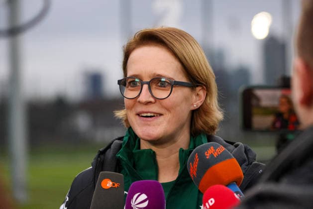 Frankfurt am Main, Deutschland 24. Februar 2026: Vorbereitung auf das Frauen WM-Qualifikationsspiel Deutschland vs. Slovenien - Interview nach Training Im Bild: Co-Trainerin Saskia Bartusiak (Deutschland) beim Interview nach dem Training in Frankfurt Copyright: HMBxMedia MadeleinexFantini