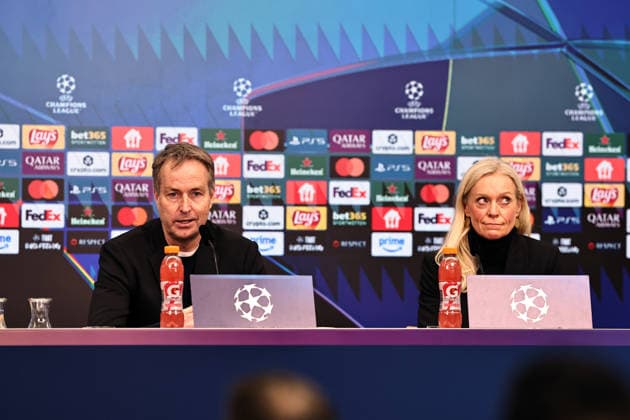 GER, Champions League, Bayer Leverkusen vs Olympiakos Piräus 24.02.2026, BayArena, Leverkusen, GER, Champions League, Bayer Leverkusen vs Olympiakos Piräus im Bild Trainer Kasper HJULMANN (Bayer 04 Leverkusen) und Pressesprecherin Valeska Homburg (Bayer 04 Leverkusen) bei der Pressekonferenz Konferenz nach dem Champions League Playoff-Spiel gegen Olympiakos Piräus