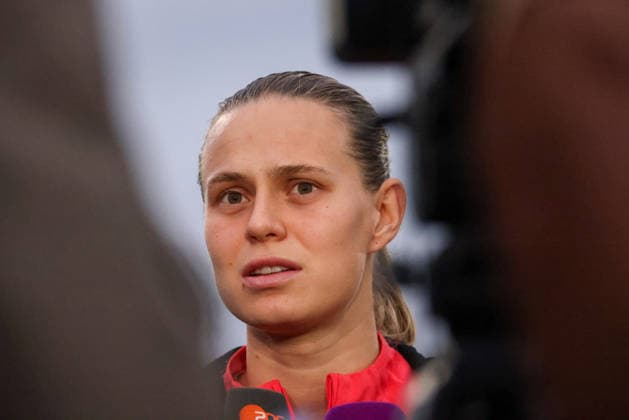 Frankfurt am Main, Deutschland 24. Februar 2026: Vorbereitung auf das Frauen WM-Qualifikationsspiel Deutschland vs. Slovenien - Interview nach Training Im Bild: Klara Bühl Buehl (Deutschland) beim Interview nach dem Training in Frankfurt Copyright: HMBxMedia MadeleinexFantini
