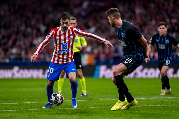 Atletico de Madrid v Club Brugge KV - UEFA Champions League 2025 26 League Knockout Play-off Second Leg Alex Baena of Atletico de Madrid (L) is in action with the ball during the UEFA Champions League 2025 26 League Knockout Play-off Second Leg match between Atletico de Madrid and Club Brugge KV at Estadio Riyadh Air Metropolitano on February 24, 2026 in Madrid, Spain. Madrid Estadio Riyadh Air Metropolitano Madrid Spain Copyright: xAlbertoxGardinx AGardin_20260224_Foot_Champ_Atl_Mad_Bru_1130