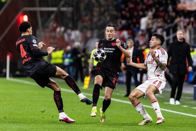 UEFA Champions League: Bayer 04 Leverkusen - Olympiacos FC; 24.02.2026 Lucas Vazquez (Bayer 04 Leverkusen, 21), Francisco Ortega (Olympiacos FC, 3), Jarell Quansah (Bayer 04 Leverkusen, 4) UEFA Champions League: Bayer 04 Leverkusen - Olympiacos FC; BayArena, Leverkusen; 24.02.2026 Copyright: xBEAUTIFULxSPORTS Buriakovx