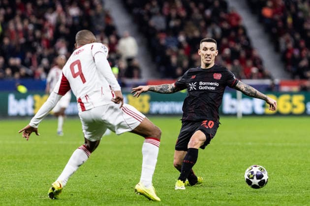 UEFA Champions League: Bayer 04 Leverkusen - Olympiacos FC; 24.02.2026 Alejandro Grimaldo (Bayer 04 Leverkusen, 20), Ayoub El Kaabi (Olympiacos FC, 9) UEFA Champions League: Bayer 04 Leverkusen - Olympiacos FC; BayArena, Leverkusen; 24.02.2026 Copyright: xBEAUTIFULxSPORTS Buriakovx