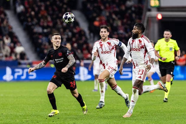 UEFA Champions League: Bayer 04 Leverkusen - Olympiacos FC; 24.02.2026 Alejandro Grimaldo (Bayer 04 Leverkusen, 20), Rodinei (Olympiacos FC, 23) UEFA Champions League: Bayer 04 Leverkusen - Olympiacos FC; BayArena, Leverkusen; 24.02.2026 Copyright: xBEAUTIFULxSPORTS Buriakovx
