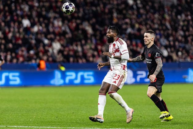 UEFA Champions League: Bayer 04 Leverkusen - Olympiacos FC; 24.02.2026 Alejandro Grimaldo (Bayer 04 Leverkusen, 20), Rodinei (Olympiacos FC, 23) UEFA Champions League: Bayer 04 Leverkusen - Olympiacos FC; BayArena, Leverkusen; 24.02.2026 Copyright: xBEAUTIFULxSPORTS Buriakovx