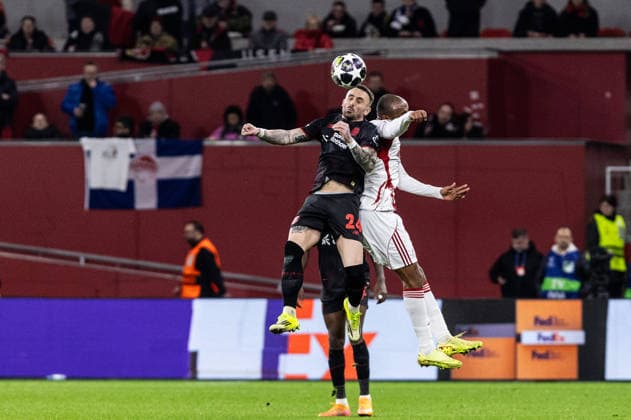 UEFA Champions League: Bayer 04 Leverkusen - Olympiacos FC; 24.02.2026 Aleix Garcia (Bayer 04 Leverkusen, 24), Ayoub El Kaabi (Olympiacos FC, 9) UEFA Champions League: Bayer 04 Leverkusen - Olympiacos FC; BayArena, Leverkusen; 24.02.2026 Copyright: xBEAUTIFULxSPORTS Buriakovx