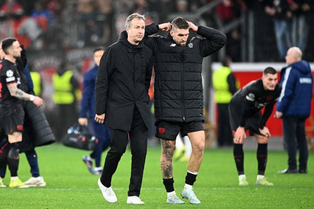 Schlussjubel, jubelnd, Jubel, Begeisterung, Freude, Emotion Trainer Kasper HJULMAND (LEV) und Robert ANDRICH (LEV) Fussball Champions League, Play Offs, Bayer 04 Leverkusen (LEV) - Olympiakos Piraeus (PI) 0-0 am 24.02.2026 in Leverkusen Deutschland. UEFA regulations prohibit any use of photographs as image sequences and or quasi-video Â