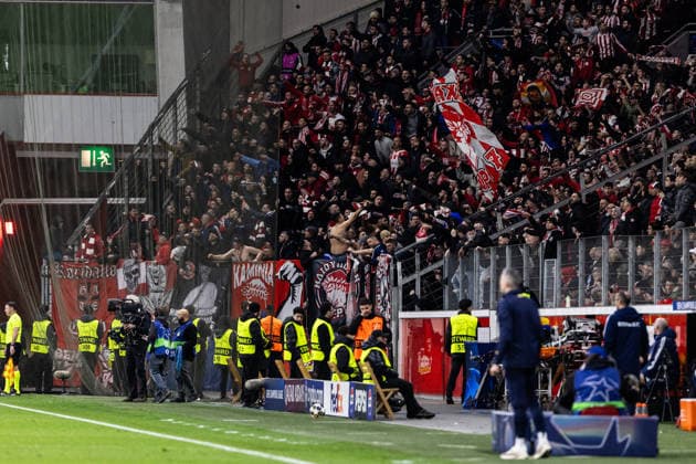 UEFA Champions League: Bayer 04 Leverkusen - Olympiacos FC; 24.02.2026 FAns von Olympiacos FC nach dem Spiel unterstützen die Mannschaft. UEFA Champions League: Bayer 04 Leverkusen - Olympiacos FC; BayArena, Leverkusen; 24.02.2026 Copyright: xBEAUTIFULxSPORTS Buriakovx