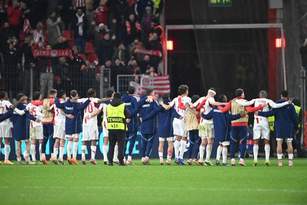 Die Mannschaft von Olympiakos Piraeus (Piräus) verabschiedet sich von ihren Fans, Enttaeuschung, entaeuscht, Frust, niedergeschlagen, Fussball Champions League, Play Offs, Bayer 04 Leverkusen (LEV) - Olympiakos Piraeus (PI) 0-0 am 24.02.2026 in Leverkusen Deutschland. UEFA regulations prohibit any use of photographs as image sequences and or quasi-video Â