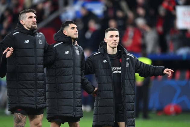 Schlussjubel, jubelnd, Jubel, Begeisterung, Freude, Emotion Bayer Leverkusen v.l. Robert ANDRICH (LEV), Ezequiel FERNANDEZ (LEV) und Alejandro GRIMALDO (LEV) Fussball Champions League, Play Offs, Bayer 04 Leverkusen (LEV) - Olympiakos Piraeus (PI) 0-0 am 24.02.2026 in Leverkusen Deutschland. UEFA regulations prohibit any use of photographs as image sequences and or quasi-video Â