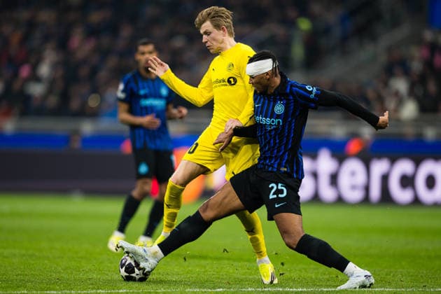 260224 Jens Petter Hauge of Bodo Glimt and Manuel Akanji of Inter during the UEFA Champions League football match between Inter and Bodo Glimt on February 24, 2026 in Milan. Photo: Marius Simensen BILDBYRAN COP 238 MM0057 bbeng bodo glimt fc internazionale milano football fotball fotboll inter mesterligaen soccer uefa champions league Copyright: MARIUSxSIMENSEN BB260224BB677