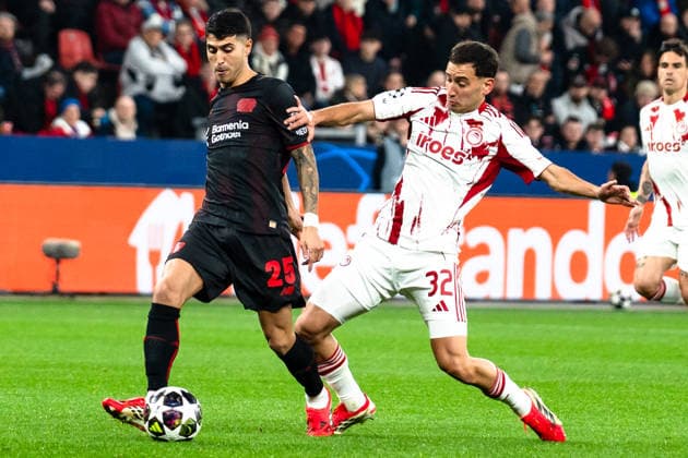 UEFA Champions League 2025 2026 Bayer 04 Leverkusen vs. Olympiakos Piräus, Play-Offs Rückrunde, Dienstag, 23.02.2026 BayArena (Nordrhein-Westfalen, Deutschland) Exequiel Palacios ( 25) Santiago Hezze (Olympiakos Piräus, 32) Copyright: xCelinaxLeiersx