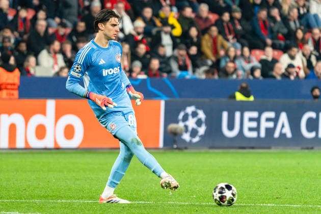UEFA Champions League 2025 2026 Bayer 04 Leverkusen vs. Olympiakos Piräus, Play-Offs Rückrunde, Dienstag, 23.02.2026 BayArena (Nordrhein-Westfalen, Deutschland) Konstantinos Tzolakis (Olympiakos Piräus, 88) am Ball Copyright: xCelinaxLeiersx