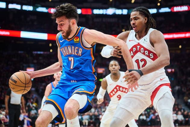 February 24, 2026, Toronto, On, Canada: Oklahoma City Thunder s Chet Holmgren (7) drives against Toronto Raptors Collin Murray-Boyles (12) during first half NBA, Basketball Herren, USA basketball action in Toronto, on Tuesday, Feb. 24, 2026. Canada News - February 24, 2026 - ZUMAc35_ 20260224_zaf_c35_100 Copyright: xSammyxKoganx