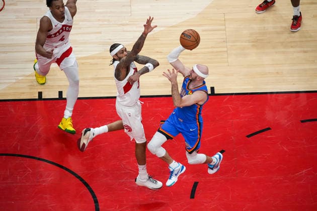 Oklahoma City Thunder vs Toronto Raptors TORONTO, CANADA - FEBRUARY 24 : Alex Caruso (9) of Oklahoma City Thunder in action against Brandon Ingram (3) of Toronto Raptors during the NBA, Basketball Herren, USA basketball game between Oklahoma City Thunder and Toronto Raptors at the Scotiabank Arena on February 24, 2026 in Toronto, Ontario, Canada. Mert Alper Dervis Anadolu Toronto Canada. Editorial use only. Please get in touch for any other usage.  Copyright: x2026xAnadoluxMertxAlperxDervisx