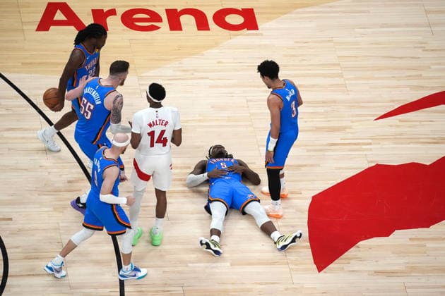 Oklahoma City Thunder vs Toronto Raptors TORONTO, CANADA - FEBRUARY 24 : Luguentz Dort (5) of Oklahoma City Thunder lies on the ground after being fouled during the NBA, Basketball Herren, USA basketball game between Oklahoma City Thunder and Toronto Raptors at the Scotiabank Arena on February 24, 2026 in Toronto, Ontario, Canada. Mert Alper Dervis Anadolu Toronto Canada. Editorial use only. Please get in touch for any other usage.  Copyright: x2026xAnadoluxMertxAlperxDervisx