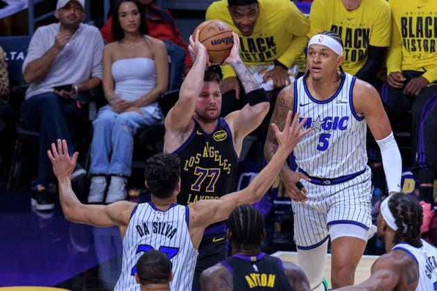 February 24, 2026, Los Angeles, California, USA: Luka Doncic 77 of the Los Angeles Lakers passes the ball as Tristan da Silva 23 and Paolo Banchero 5 of the Orlando Magic defend during their regular season NBA, Basketball Herren, USA game on Tuesday February 24, 2026 at Crypto.com Arena in Los Angeles, California. ARIANA RUIZ PI Lakers Vs. Magic  - ZUMAp124 20260224_zaa_p124_018 Copyright: xArianaxRuizx