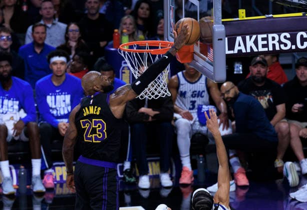 February 24, 2026, Los Angeles, California, USA: LeBron James 23 of the Los Angeles Lakers blocks a shot from Anthony Black 0 of the Orlando Magic during their regular season NBA, Basketball Herren, USA game on Tuesday February 24, 2026 at Crypto.com Arena in Los Angeles, California. Lakers lose to Magic, 109-110. ARIANA RUIZ PI Lakers Vs. Magic  - ZUMAp124 20260224_zaa_p124_023 Copyright: xArianaxRuizx