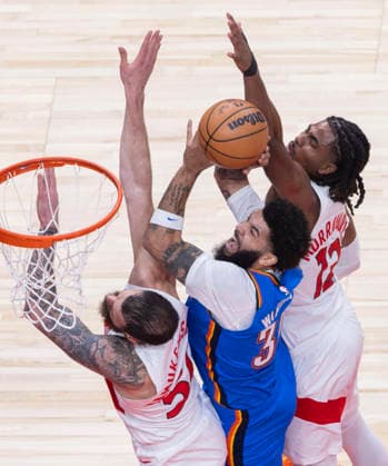 (260225) -- TORONTO, Feb. 25, 2026 -- Kenrich Williams (C) of Oklahoma City Thunder goes for a layup during the 2025-2026 NBA, Basketball Herren, USA regular season game between Toronto Raptors and Oklahoma City Thunder in Toronto, Canada, on Feb. 24, 2026. (Photo by Xinhua) (SP)CANADA-TORONTO-BASKETBALL-NBA-THUNDER VS RAPTORS ZouxZheng 