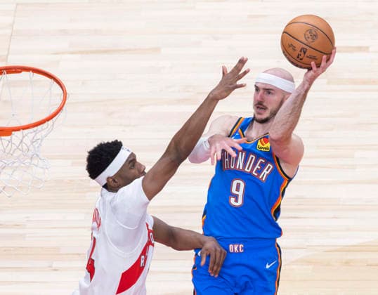 (260225) -- TORONTO, Feb. 25, 2026 -- Alex Caruso (R) of Oklahoma City Thunder goes for a layup during the 2025-2026 NBA, Basketball Herren, USA regular season game between Toronto Raptors and Oklahoma City Thunder in Toronto, Canada, on Feb. 24, 2026. (Photo by Xinhua) (SP)CANADA-TORONTO-BASKETBALL-NBA-THUNDER VS RAPTORS ZouxZheng 