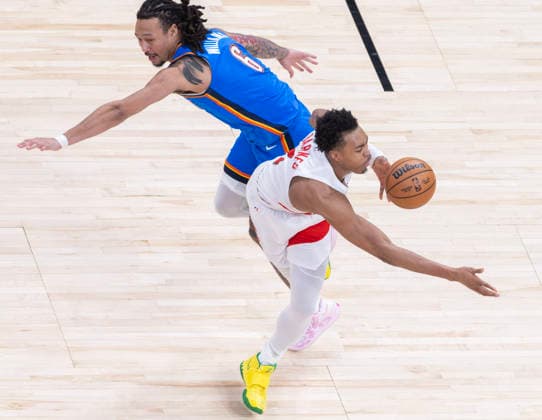(260225) -- TORONTO, Feb. 25, 2026 -- Scottie Barnes (front) of Toronto Raptors vies with Jaylin Williams of Oklahoma City Thunder during the 2025-2026 NBA, Basketball Herren, USA regular season game between Toronto Raptors and Oklahoma City Thunder in Toronto, Canada, on Feb. 24, 2026. (Photo by Xinhua) (SP)CANADA-TORONTO-BASKETBALL-NBA-THUNDER VS RAPTORS ZouxZheng 