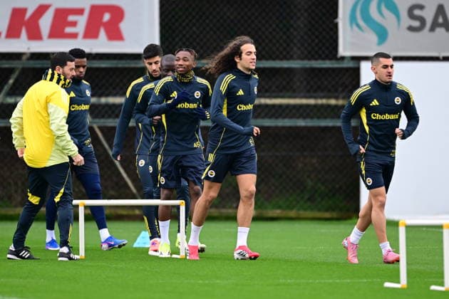 Ahead of the Nottingham Forest v Fenerbahce - UEFA Europa League ISTANBUL, TURKIYE - FEBRUARY 25: Fenerbahce players Levent Mercan (R) and Matteo Guendouzi (2nd R) attend the training session ahead of the UEFA Europa League round of 16 play-off second leg match between Nottingham Forest and Fenerbahce at Can Bartu Facilities in Istanbul, Turkiye on February 25, 2026. Abdulhamid Hosbas Anadolu Istanbul Turkey. Editorial use only. Please get in touch for any other usage.  Copyright: x2026xAnadoluxAbdulhamidxHosbasx