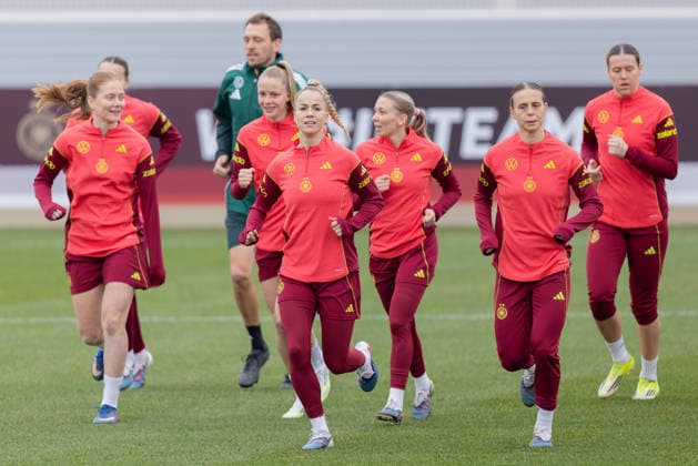 Training Deutsche Fußball-Nationalmannschaft der Frauen Von links: Sjoeke Nüsken (FC Chelsea), Assistenztrainer Julius Balsmeier, Vivien Endemann (VfL Wolfsburg), Giulia Gwinn (FC Bayern München), Elisa Senß (Eintracht Frankfurt), Klara Bühl (FC Bayern München) und Larissa Mühlhaus (Werder Bremen). Training der Frauen-Nationalmannschaft vor den WM-Qualifikationsspielen gegen Slowenien und Norwegen am 25. Februar 2026 in Frankfurt am Main, Frankfurt am Main Hessen Deutschland DFB-Campus