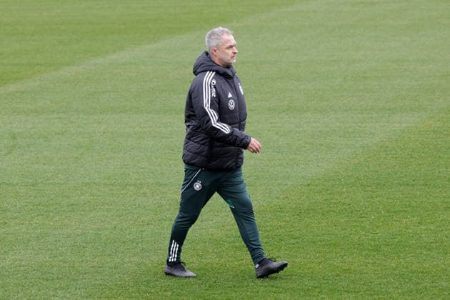 25.02.2026, xgrfx, Fussball DFB-Medientermine, Deutsche Frauennationalmannschaft - Training v.l. Christian Wück (Deutsche Frauennationalmannschaft) (DFL DFB REGULATIONS PROHIBIT ANY USE OF PHOTOGRAPHS as IMAGE SEQUENCES and or QUASI-VIDEO) Frankfurt am Main