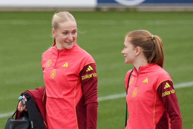 25.02.2026, xgrfx, Fussball DFB-Medientermine, Deutsche Frauennationalmannschaft - Training v.l. Camilla Küver, Sjoeke Nüsken (Deutsche Frauennationalmannschaft) (DFL DFB REGULATIONS PROHIBIT ANY USE OF PHOTOGRAPHS as IMAGE SEQUENCES and or QUASI-VIDEO) Frankfurt am Main